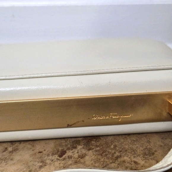 Vintage Salvatore Ferragamo Cream and Gold Shoulder Bag - Picture 4 of 16